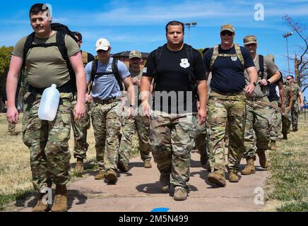 Staff Sgt. James Sykes, Cener, ein Student der Sheppard NCO Academy vom Luftwaffenstützpunkt Luke, Arizona, und andere Teilnehmer an einem 5k-Schiff im Wind Creek Park beginnen ihre Wanderung am Sheppard AFB, Texas, 28. März 2022. Sykes und seine Klassenkameraden nahmen an der RUH/Run 5k Teil, in Anerkennung seiner 2-jährigen Tochter Zoey, bei der im Januar 2021 Leukämie diagnostiziert wurde. Stockfoto