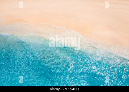 Sommerlandschaft wunderschöne Wellen blaues Meerwasser an sonnigen Tagen. Draufsicht von der Drohne. Meerblick aus der Luft, fantastischer tropischer Natur Hintergrund. Wunderschöne Küste Stockfoto