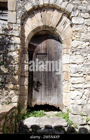 Alte, historische Holztüren, Türen in Europa Stockfoto