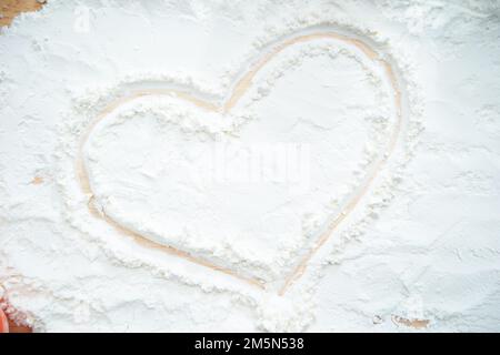 Herzform auf Mehl gezeichnet Stockfoto