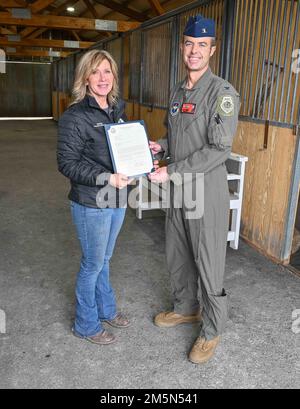 USA Air Force Oberst Jeff Edwards, der 173. Fighter Wing Commander, präsentiert Shelley Trumbly, Executive Director und Gründer von Solid Ground Equine Assisted Activities and Therapy in Klamath Falls, Oregon, ein Zertifikat für die Auszeichnung als Zachary und Elizabeth Fisher Humanitarian Award des Jahres, 28. März 2022. Der Preis wird aus der gesamten Air National Guard ausgewählt, die aus 50 Staaten, vier Territorien, 90 verschiedenen Flügeln und über 106.000 Mitgliedern besteht. Stockfoto