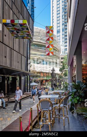 Geschäfte und Cafés in der Fußgängerzone in der Nähe des Börsengebäudes nahe Darling Square, Sydney, NSW, Australien am 28. Dezember 2022 Stockfoto