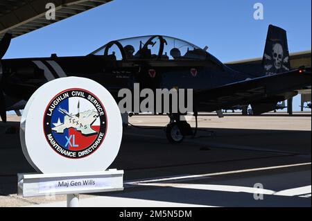 USA Generalmajor der Luftwaffe Craig Wills, 19. Luftwaffenkommandant, bereitet sich auf eine T-6 Texan II Sortie mit Oberst Craig Prather, 47.-Flugschulungskommandant, auf der Fluglinie am Luftwaffenstützpunkt Laughlin, Texas, 24. März 2022 vor. Wills besuchte den Luftwaffenstützpunkt Laughlin, um einen ersten Blick darauf zu werfen, wie Airmen seine Mission unterstützt, die größte Anzahl von Bachelor-Piloten pro Jahr zu produzieren. Stockfoto