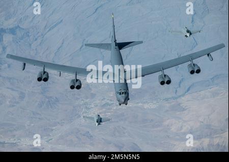 EIN US-AMERIKANISCHER Air Force B-52H Stratofortress fliegt zusammen mit Royal Air Force of Oman Eurofighter Taifunons über Oman, 29. März 2022. Der Flug des Bombers begann in Royal Air Force Fairford, England, und flog über das östliche Mittelmeer, die Arabische Halbinsel und das Rote Meer, bevor er die Region verließ. Stockfoto