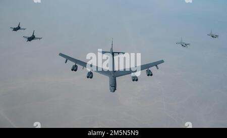 EIN US-AMERIKANISCHER Air Force B-52H Stratofortress fliegt neben Royal Air Force of Oman F-16s, Left, und RAFO Eurofighter Taifunen, rechts, über Oman, 29. März 2022. Der Flug des Bombers begann in Royal Air Force Fairford, England, und flog über das östliche Mittelmeer, die Arabische Halbinsel und das Rote Meer, bevor er die Region verließ. Stockfoto