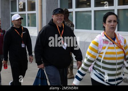 Lehrkräfte aus dem Rekrutierungsbezirk 12. gehen zu einer Veranstaltung während eines Educator's Workshop im Marine Corps Recruit Depot, San Diego, 29. März 2022. Ausbilder wurden im Depot willkommen geheißen, um aus erster Hand zu erfahren, wie Personalschulungen aussehen. Stockfoto