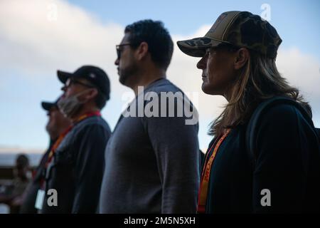 Lehrkräfte aus dem Rekrutierungsbezirk 12. versammeln sich am 29. März 2022 bei einem Workshop für Lehrkräfte im Marine Corps Recruit Depot, San Diego, an den gelben Fußabdrücken. Ausbilder wurden im Depot willkommen geheißen, um aus erster Hand zu erfahren, wie Personalschulungen aussehen. Stockfoto