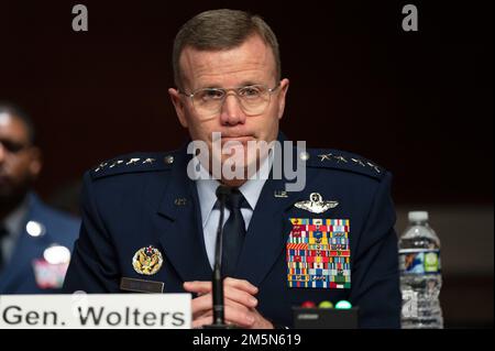 Der Kommandant der USA European Command und der Oberste Alliierte Befehlshaber der NATO, Air Force General Tod D. Wolters, hat bei einer Anhörung des Armeekomitees des Senats am 29. März 2022 in Washington, D.C., ausgesagt. (DoD-Foto von Lisa Ferdinando) Stockfoto