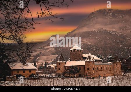 Italien Südtirol, Bozen Castel Mareccio im Winter Stockfoto