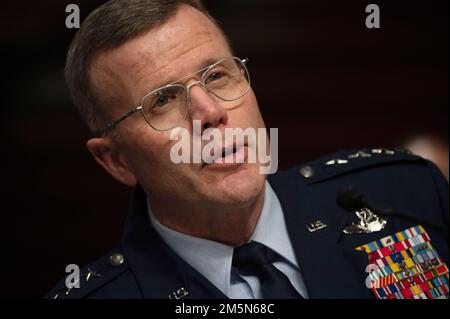 Der Kommandant der USA European Command und der Oberste Alliierte Befehlshaber der NATO, Air Force General Tod D. Wolters, hat bei einer Anhörung des Armeekomitees des Senats am 29. März 2022 in Washington, D.C., ausgesagt. (DoD-Foto von Lisa Ferdinando) Stockfoto