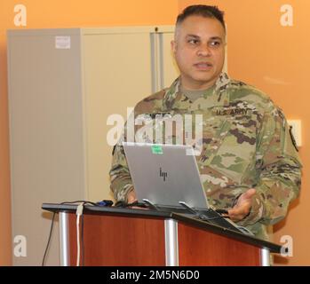 Army Reserve Chief Warrant Officer 3 Michael Sanchez, ein Personaltechniker der 505. Theater Tactical Signal Brigade, spricht während eines Kurses zum Notruf-/Unfallhilfsoffizier am 29. März 2022 im Sgt. James Witkowski Armed Forces Reserve Center der 63. Readiness Division in Mountain View, Kalifornien Der dreitägige CNO/CAO-Kurs ist die erste CNO/CAO-Schulung der 63. RD seit der COVID-19-Pandemie, die den Lehrgang 2020 vorübergehend online verlegt hat. Stockfoto