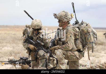 Ein Zugführer, der der C-Truppe zugewiesen wurde, 3. Squadron, 61. Kavallerieregiment, 2. Stryker Brigade, 4. Infanterie-Division, Spricht über ihre Formation im Radio, während er während der Operation Steel Eagle in Fort Carson, Colorado, eine Bewegung zu einem Beobachtungsposten durchführte, 29. März 2022. Die Operation Steel Eagle ist eine Brigade-weite Übung, die zur Integration von Manövrierkräften, Artillerieböden und der Sammlung von Informationen entwickelt wurde. Foto der US-Armee von Maj. Jason Elmore. Stockfoto