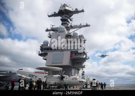 Matrosen, die Carrier Air Wing (CVW) 8 und USS Gerald R. Ford (CVN 78) zugewiesen sind, führen den Flugbetrieb als E2-D Hawkeye durch, der dem „Bear Aces“ der Airborne Command and Control Squadron (VAW) 124 angehängt ist und am 29. März 2022 über das Cockpit fliegt. Ford führt im Atlantik im Rahmen der auf das Schiff zugeschnittenen Grundphase vor dem Einsatz die Zertifizierung von Cockpits und die Qualifizierung von Flugzeugflügelfluggesellschaften durch. Stockfoto