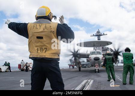 Matrosen, die der Abteilung Air Department der USS Gerald R. Ford (CVN 78) zugewiesen sind, führen am 29. März 2022 auf dem Cockpit einen E2-D Hawkeye, der „Bear Aces“ der luftgestützten Kommando- und Kontrollstaffel (VAW) 124 angehängt ist. Ford führt im Atlantik im Rahmen der auf das Schiff zugeschnittenen Grundphase vor dem Einsatz die Zertifizierung von Cockpits und die Qualifizierung von Flugzeugflügelfluggesellschaften durch. Stockfoto