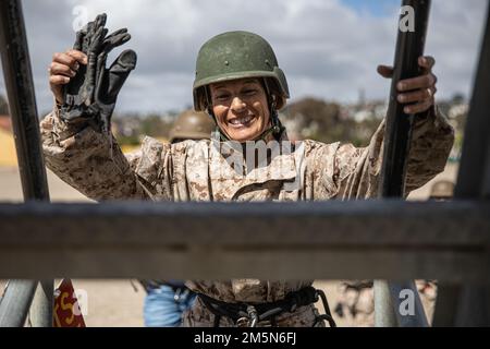 Ein Ausbilder aus dem Rekrutierungsbezirk 12. klettert am 29. März 2022 bei einem Workshop für Lehrkräfte im Marine Corps Recruit Depot in San Diego auf eine Leiter. Pädagogen hatten die Möglichkeit, sich auf dem 60 Meter hohen Abwehrturm abzuseilen. Stockfoto