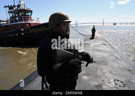 220329-N-GR655-0167 WILMINGTON, Delaware (29. März 2022) – Ein Sicherheitsbeamter, der der USS Delaware (SSN 791) angehört, bereitet sich auf die Ankunft in Wilmington, Delaware, vor. 29. März 2022. Die 132-köpfige Besatzung von Delaware reiste nach Wilmington, um an einwöchigen Gedenkveranstaltungen zu Ehren der Inbetriebnahmezeremonie des Schiffes teilzunehmen, die im April 2020 aufgrund der damaligen COVID-Beschränkungen administrativ stattfand. Delaware, das siebte US-Marineschiff und das erste U-Boot, das nach dem ersten US-Bundesstaat Delaware benannt wurde, ist eine flexible Multimission-Plattform, die für die Durchführung der sieben Kernkompetenzen konzipiert wurde Stockfoto
