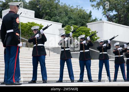 HONOLULU (29. März 2022) die Marines der Ehrengarde salutieren bei der Feier zum Vietnam war Veterans Day auf dem National Memorial Cemetery of the Pacific mit 21 Gewehren. Militärangehörige, Veteranen, Ehrengäste und Zuschauer versammelten sich zu Ehren von über drei Millionen Männern und Frauen, die im Vietnamkrieg dienten und opferten. Stockfoto