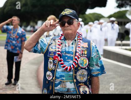 HONOLULU (29. März 2022) Ein Veteran grüßt bei der Zeremonie zum Vietnam war Veterans Day auf dem National Memorial Cemetery of the Pacific. Militärangehörige, Veteranen, Ehrengäste und Zuschauer versammelten sich zu Ehren von über drei Millionen Männern und Frauen, die im Vietnamkrieg dienten und opferten. Stockfoto