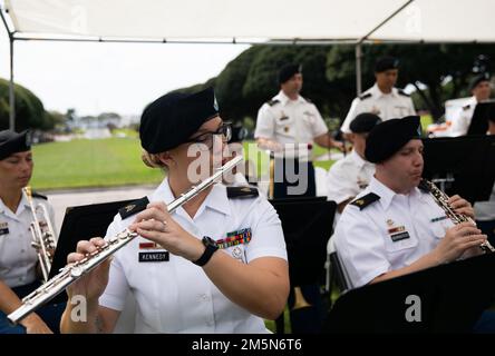 HONOLULU (29. März 2022) die Armeeband tritt bei der Zeremonie zum Vietnam war Veterans Day auf dem National Memorial Cemetery of the Pacific auf. Militärangehörige, Veteranen, Ehrengäste und Zuschauer versammelten sich zu Ehren von über drei Millionen Männern und Frauen, die im Vietnamkrieg dienten und opferten. Stockfoto