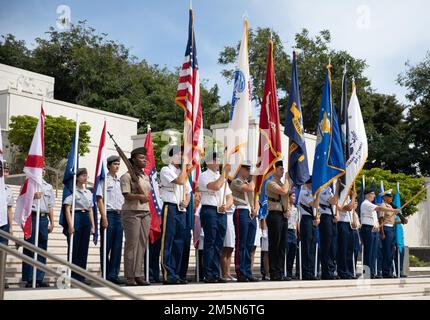 HONOLULU (29. März 2022) die Farben werden bei der Zeremonie zum Vietnam war Veterans Day auf dem National Memorial Cemetery of the Pacific präsentiert. Militärangehörige, Veteranen, Ehrengäste und Zuschauer versammelten sich zu Ehren von über drei Millionen Männern und Frauen, die im Vietnamkrieg dienten und opferten. Stockfoto