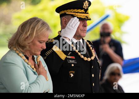 Army General Mark A. Milley, Vorsitzender der Stabschefs, und seine Frau, Frau Hollyanne Milley, verleihen Auszeichnungen während der Zeremonie zum Vietnam war Veterans Day, die am National Memorial Cemetery of the Pacific, Honolulu, Hawaii, am 29. März 2022 stattfindet. Vietnam-Veteranen, Militärführer und Zivilisten aus der ganzen Welt versammelten sich auf dem National Memorial Cemetery of the Pacific, um Vietnam-Veteranen zu gedenken, die das ultimative Opfer auf dem Schlachtfeld gebracht haben. Seit 1973 wurden die Überreste von mehr als 1.000 Amerikanern, die während des Vietnamkriegs getötet wurden, identifiziert und an ihre Familien zurückgegeben Stockfoto