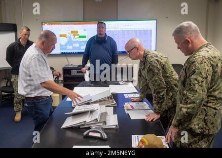 Hinterer ADM. Carl Lahti, Commander, Navy Region Japan/Commander, USA Naval Forces Japan spricht mit Seeleuten und Mitarbeitern des Naval Supply Systems Command (NAVSUP) Fleet Logistics Center (FLC) Yokosuka Site Sasebo während einer Führung durch die Treibstoffanlagen des Kommandos am 29. März 2022 bei Commander, Fleet Activities Sasebo (CFAS). Lahti besuchte die NAVSUP FLC Yokosuka Site Sasebo Tankstellen und traf sich im Rahmen eines geplanten Besuchs bei CFAS mit den Führern der Sasebo City, Saikai City und der japanischen Maritime Self-Defense Force, um sich mit der Anlage und der Umgebung vertraut zu machen. Stockfoto