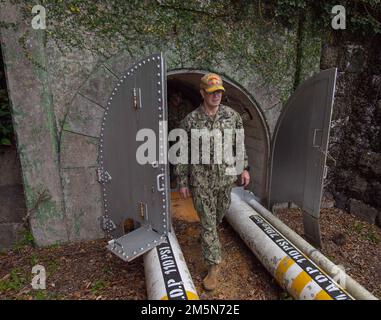 Hinterer ADM. Carl Lahti, Commander, Navy Region Japan/Commander, USA Marine Forces Japan, inspiziert unterirdische Brennstoffleitungen während einer Tour NAVSUP FLC Yokosuka Site Sasebo Facilities at Commander, Fleet Activities Sasebo (CFAS) 29. März 2022. Lahti besuchte die NAVSUP FLC Yokosuka Site Sasebo Tankstellen und traf sich im Rahmen eines geplanten Besuchs bei CFAS mit den Führern der Sasebo City, Saikai City und der japanischen Maritime Self-Defense Force, um sich mit der Anlage und der Umgebung vertraut zu machen. Stockfoto