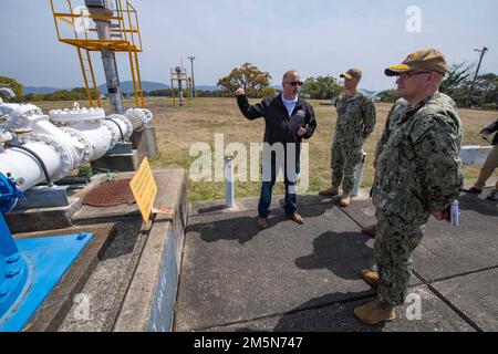 Steve Beck, stellvertretender regionaler Kraftstoffdirektor für Naval Supply Systems Command (NAVSUP) Fleet Logistics Center (FLC) Yokosuka spricht vor Rear ADM Carl Lahti, Commander, Navy Region Japan/Commander, USA Marinestreitkräfte Japans auf einer Rundreise durch die USA Größter Kraftstofftank des Verteidigungsministeriums bei Commander, Fleet Activities Sasebo (CFAS), 29. März 2022. Lahti besuchte die NAVSUP FLC Yokosuka Site Sasebo Tankstellen und traf sich im Rahmen eines geplanten Besuchs bei CFAS mit den Führern der Sasebo City, Saikai City und der japanischen Maritime Self-Defense Force, um sich mit der Anlage und der Umgebung vertraut zu machen. Stockfoto