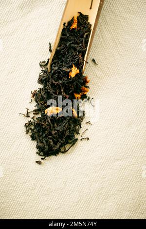 Getrocknete grüne Teeblätter, getrocknete Blätter Stockfoto