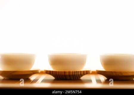 Pürieren Sie Tee in einer traditionellen Teetasse Stockfoto