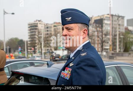 Oberst der Luftwaffe Philip Forbes, USA Nationaler Militärbeauftragter im Obersten Hauptquartier der Alliierten Mächte Europa, blickt auf die Reiterstatue von Albert I. in Lüttich Belgien vor einer Ehrung zum Gedenken an den Widerstand deutscher Invasoren im Ersten Weltkrieg, 29. März 2022. Die Zeremonie war auch eine Hommage an König Albert I., der seine Soldaten während des Ersten Weltkriegs persönlich in die Schlacht führte, um den Fortbestand des belgischen Staates zu sichern. (DoD-Foto von Tech. Sgt. Daniel E. Fernandez) Stockfoto