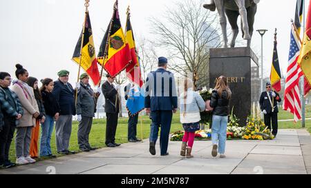 Oberst der Luftwaffe Philip Forbes, USA Der nationale Militärvertreter im Obersten Hauptquartier der Alliierten Mächte Europa, begleitet von zwei Kranzträgern, nähert sich der Reiterstatue von Albert I. in Lüttich Belgien, um einen Kranz zu legen und dem Widerstand deutscher Invasoren während des Ersten Weltkriegs zu gedenken, am 29. März 2022. Die Zeremonie war eine Hommage an König Albert I. und die heldenhaften Bemühungen und Opfer seiner Festungskämpfer in Lüttich während des Ersten Weltkriegs sowie an die Festungskämpfer in Lüttich während der beiden Weltkriege. (DoD-Foto von Tech. Sgt. Daniel E. Fernandez) Stockfoto