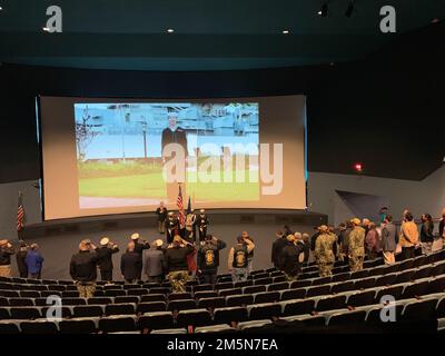 Die Teilnehmer stehen für das Gesang der Nationalhymne während einer Gedenkveranstaltung zum Vietnam war Veterans Day, die vom Hampton Roads Naval Museum am 29. März 2022 ausgerichtet wird. An der Veranstaltung nahmen Veteranen aus der Region, Militärangehörige und die breite Öffentlichkeit Teil. Stockfoto