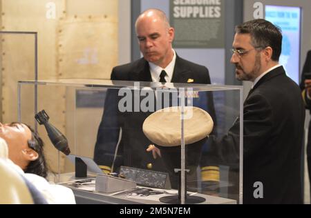 Museumsdirektor John Pentangelo vom Hampton Roads Naval Museum (rechts) und Konteradmiral Brendan McLane, kommandierender Offizier der Naval Surface Force Atlantic Tour die Ausstellung des Museums „der zehntausendtägige Krieg auf See: Die USA Marine in Vietnam, 1950-1975.“ Die Tour fand am Ende einer Zeremonie als Teil des National Vietnam war Veterans Day statt, der vom Museum am 29. März 2022 für Veteranen der Gegend, Militärangehörige und die Öffentlichkeit ausgerichtet wurde. Stockfoto