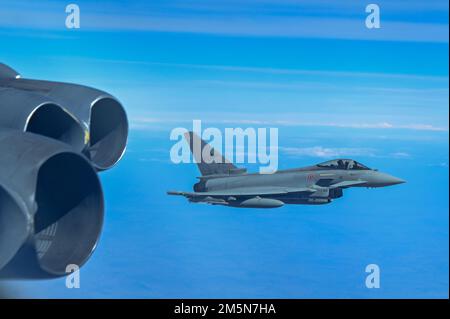 Ein Eurofighter der italienischen Luftwaffe begleitet eine B-52H Stratofestung, die der 69. Bombenstaffel in RAF Fairford, England, im Rahmen der geplanten Bomber Task Force Europe-Missionsreihe vom 29. März 2022 zugeteilt wurde. Der EBS 69. flog nach Rumänien und in die Tschechische Republik, um sich in die USA zu integrieren Verbündete zur Vertrautmachen der Bomber. Stockfoto