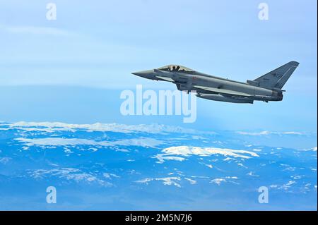 Ein Eurofighter der italienischen Luftwaffe begleitet eine B-52H Stratofestung, die der 69. Bombenstaffel in RAF Fairford, England, im Rahmen der geplanten Bomber Task Force Europe-Missionsreihe vom 29. März 2022 zugeteilt wurde. B-52s vom EBS 69. flog nach Tschechien, um ihre Präsenz als Global Strategic Bomber zu demonstrieren. Stockfoto
