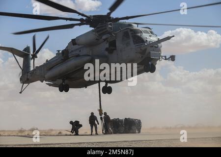 USA Marines, die dem Marineflieger- und Taktikgeschwader Eins (MAWTS-1) zugeteilt sind, führen eine externe Aufzugsübung während des Waffen- und Taktiklehrers (WTI) Kurs 2-22 am Hilfsflugplatz II in der Nähe von Yuma, Arizona, am 29. März 2022 durch. WTI ist eine siebenwöchige Schulungsveranstaltung, die von MAWTS-1 veranstaltet wird und standardisierte taktische Schulungen und Zertifizierungen von Ausbildungslehrern für Einheiten zur Unterstützung der Ausbildung und Bereitschaft in der Marine Aviation bietet und bei der Entwicklung und dem Einsatz von Flugwaffen und -Taktiken hilft. Stockfoto