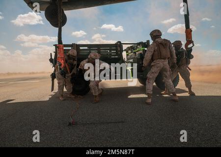 USA Marinekorps-Spezialisten, die dem Marinewaffen- und Taktikgeschwader 1 (MAWTS-1) zugewiesen sind, führen während des Waffen- und Taktiklehrgangs 2-22 am Hilfsflugplatz II in der Nähe von Yuma, Arizona, am 29. März 2022 eine externe Aufzugsübung durch. WTI ist eine siebenwöchige Schulungsveranstaltung, die von MAWTS-1 veranstaltet wird und standardisierte taktische Schulungen und Zertifizierungen von Ausbildungslehrern für Einheiten zur Unterstützung der Ausbildung und Bereitschaft in der Marine Aviation bietet und bei der Entwicklung und dem Einsatz von Flugwaffen und -Taktiken hilft. Stockfoto