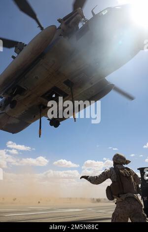 USA Marinekorps Sgt. Quiendarius Salters, ein Spezialist für Landungsunterstützung, der dem Marinewaffen- und Taktikgeschwader Eins (MAWTS-1) zugewiesen ist, nimmt an einer externen Aufzugsübung während des Waffen- und Taktiklehrers (WTI) Kurs 2-22 am Hilfsflugplatz II in der Nähe von Yuma, Arizona, 29. März 2022 Teil. WTI ist eine siebenwöchige Schulungsveranstaltung, die von MAWTS-1 veranstaltet wird und standardisierte taktische Schulungen und Zertifizierungen von Ausbildungslehrern für Einheiten zur Unterstützung der Ausbildung und Bereitschaft in der Marine Aviation bietet und bei der Entwicklung und dem Einsatz von Flugwaffen und -Taktiken hilft. Stockfoto