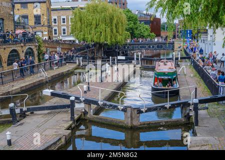 Ein Schmalboot nähert sich dem Schleusentor am Camden Lock am Regent's Canal, Camden Town, einem beliebten Touristenziel in London, Großbritannien. Stockfoto