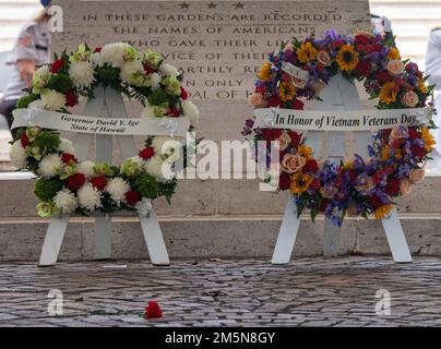 HONOLULU (29. März 2022) Kränze werden während der Zeremonie zum Vietnam war Veterans Day auf dem National Memorial Cemetery of the Pacific gelegt. Militärangehörige, Veteranen, Ehrengäste und Zuschauer versammelten sich zu Ehren von über drei Millionen Männern und Frauen, die im Vietnamkrieg dienten und opferten. Stockfoto