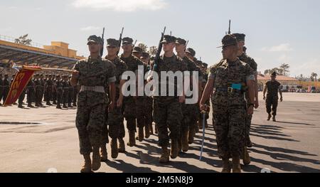 USA Marinekorps Staff Sgt. Rene Torres, leitender Ausbilder bei der Kilo Company, 3. Recruit Training Bataillon, leitet Rekruten während einer Übung zum Marinekorps Recruit Depot San Diego, 29. März 2022. Rekrutiert während des Trainings gelernte und ausgeführte Bohrbewegungen als Zug, um Individualismus zu beseitigen und Disziplin zu schaffen. Stockfoto