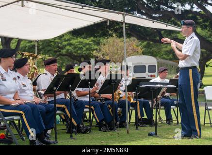 HONOLULU (29. März 2022) Soldaten der 25. Infanterie Division Band treten während der Zeremonie zum Vietnam war Veterans Day auf dem National Memorial Cemetery of the Pacific auf. Militärangehörige, Veteranen, Ehrengäste und Zuschauer versammelten sich zu Ehren von über drei Millionen Männern und Frauen, die im Vietnamkrieg dienten und opferten. Stockfoto