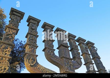 JERUSALEM, ISRAEL - 24. SEPTEMBER 2017: Dies ist ein Fragment der Knesset Menorah (Bano Elkan) mit Basreliefs aus der Bibel und der Geschichte der Stockfoto