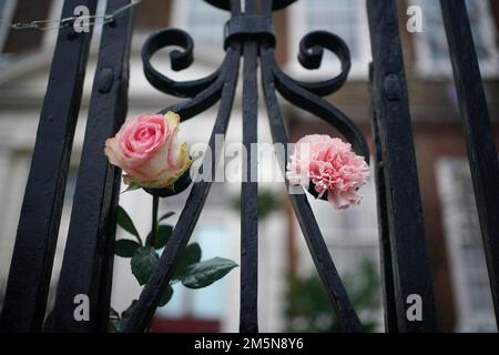 Blumen und Ehrungen vor dem Haus von Dame Vivienne Westwood in London ist die Modedesignerin im Alter von 81 Jahren gestorben. Foto: Freitag, 30. Dezember 2022. Stockfoto