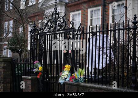 Blumen und Ehrungen vor dem Haus von Dame Vivienne Westwood in London ist die Modedesignerin im Alter von 81 Jahren gestorben. Foto: Freitag, 30. Dezember 2022. Stockfoto