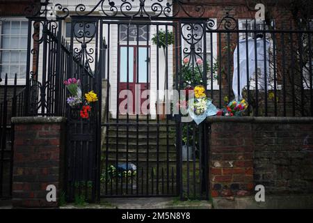 Blumen und Ehrungen vor dem Haus von Dame Vivienne Westwood in London ist die Modedesignerin im Alter von 81 Jahren gestorben. Foto: Freitag, 30. Dezember 2022. Stockfoto