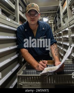 EAST CHINA SEA (29. März 2022) Logistics Specialist 3. Class Kenneth Nemec aus Longmont, Colorado, posiert für ein Foto an Bord der USS Ralph Johnson (DDG 114). USS Ralph Johnson ist der Task Force 71/DESRON 15, der größten nach vorn eingesetzten DESRON der Marine, und der Hauptstreitkraft der US-amerikanischen 7.-Flotte zugewiesen. Stockfoto