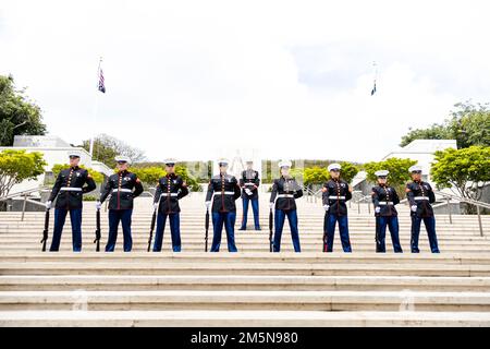 USA Marines mit Marine Corps Base Hawaii posieren für ein Gruppenfoto während der Zeremonie zum National Vietnam war Veterans Day auf dem National Memorial Cemetery of the Pacific, Honolulu, Hawaii, 29. März 2022. Die Zeremonie wurde zu Ehren von US-amerikanischen Militärangehörigen durchgeführt, die während des Vietnamkriegs dienten. Stockfoto