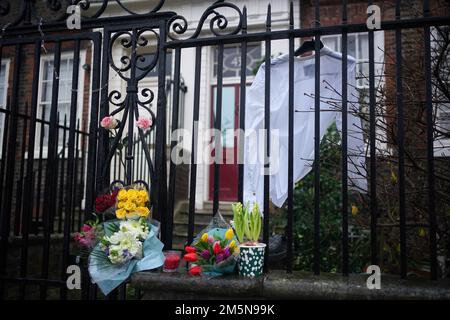 Blumen und Ehrungen vor dem Haus von Dame Vivienne Westwood in London ist die Modedesignerin im Alter von 81 Jahren gestorben. Foto: Freitag, 30. Dezember 2022. Stockfoto